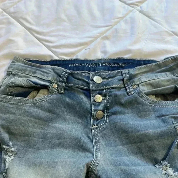 Vanity distressed light wash cropped jeans size 31 - Picture 4 of 6